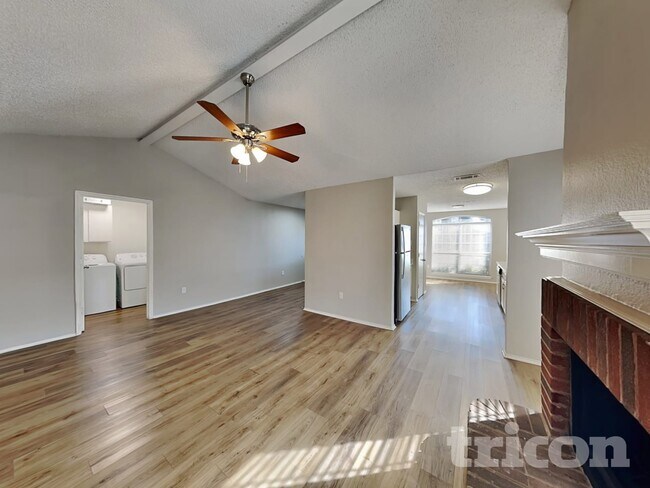 Foto del edificio - 1210 Hidden Creek Dr