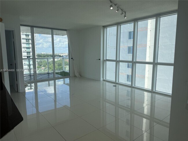 Foto del edificio - 1871 NW S River Dr