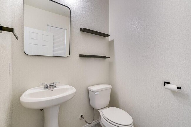 Building Photo - 624 Kolbo Dr