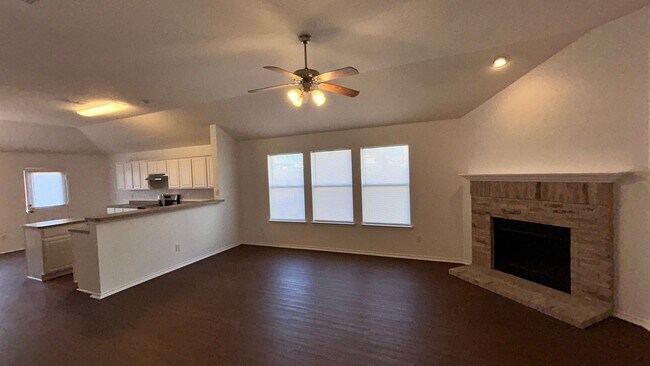 Foto del edificio - Move-in Ready Open Layout with a Huge Yard!