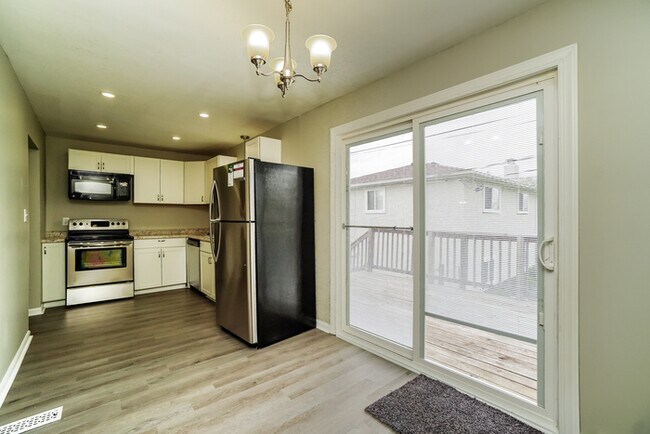 Building Photo - Beautiful 5 Bedroom