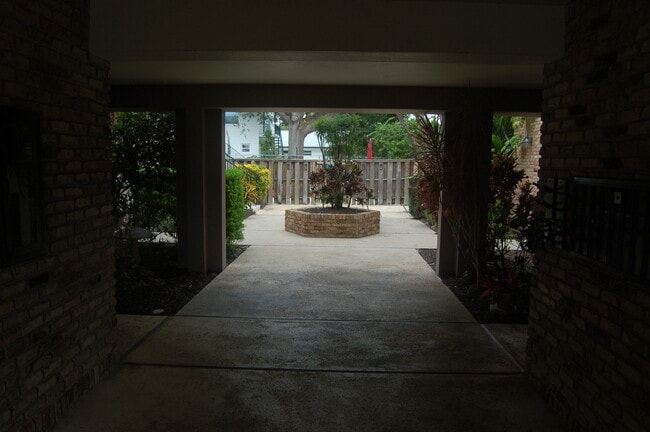 Building Photo - 1920 Woodcrest Dr
