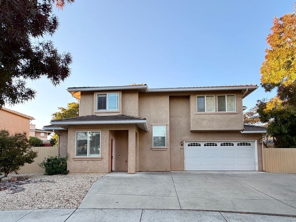 Primary Photo - Beautiful 3 Bedroom 2.5 Bathroom Single Fa...
