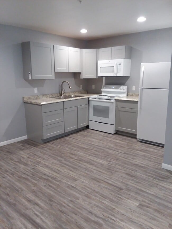 Building Photo - Small Efficient One Bedroom