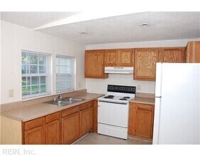 Building Photo - 2043 Maywood St
