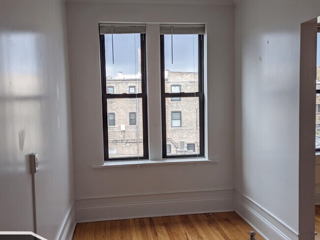 Foto del edificio - 2704 N Sawyer Ave