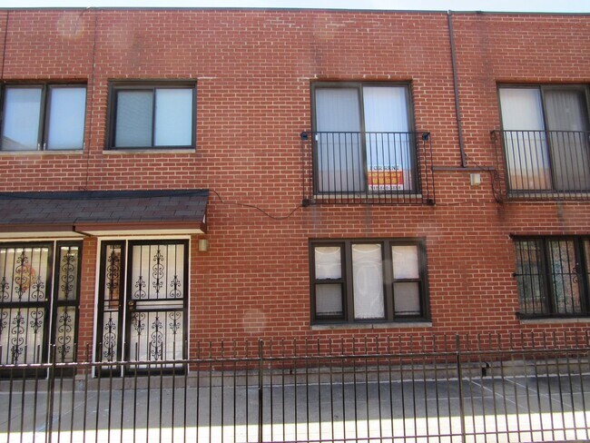 Building Photo - 2305 S Stewart Ave