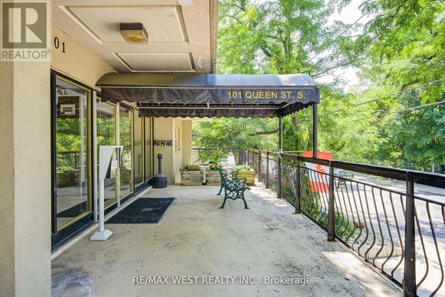 Building Photo - 101 Queen St S