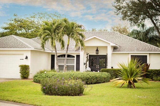 Foto del edificio - ANNUAL RENTAL - Beach Cottage with 2 Car Garage 'The Lakehouse' in tropical garden