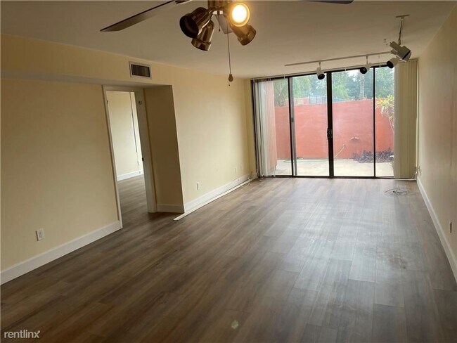 Building Photo - 3 br, 2 bath Townhome - 10236 Greenhouse Rd