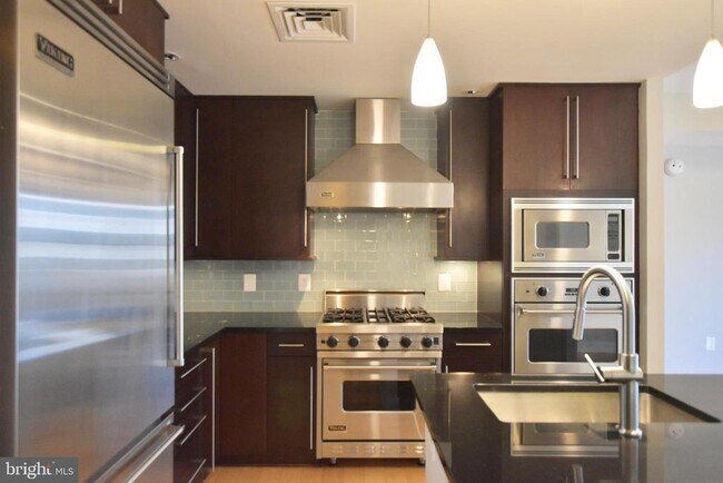 Foto del edificio - 7710 Woodmont Ave