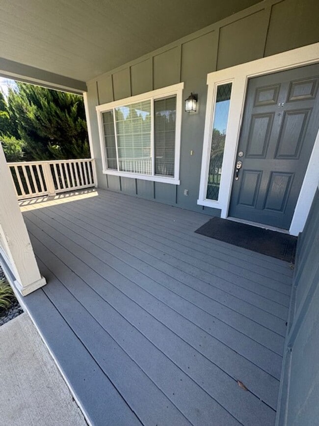 Building Photo - 638 Canary Cir