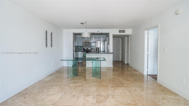 Foto del edificio - 1200 Brickell Bay Dr