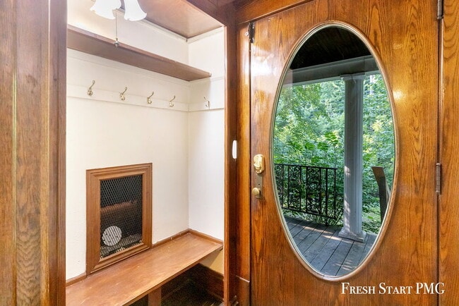 Foto del edificio - Spacious 3-Bedroom Haven with Sunroom & Wa...