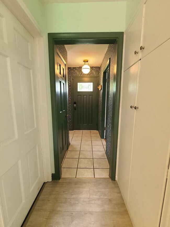 Foto del edificio - Partially Furnished 3-Bedroom Home with Fenced Yard – Pet Friendly!