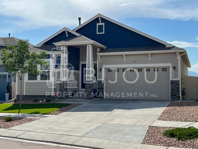 Photo - Grand Overlook to the Mountains! House