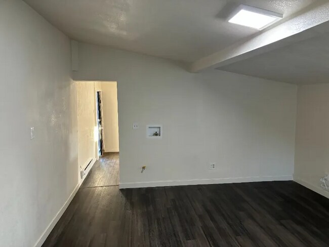 Building Photo - 320 13th Ave