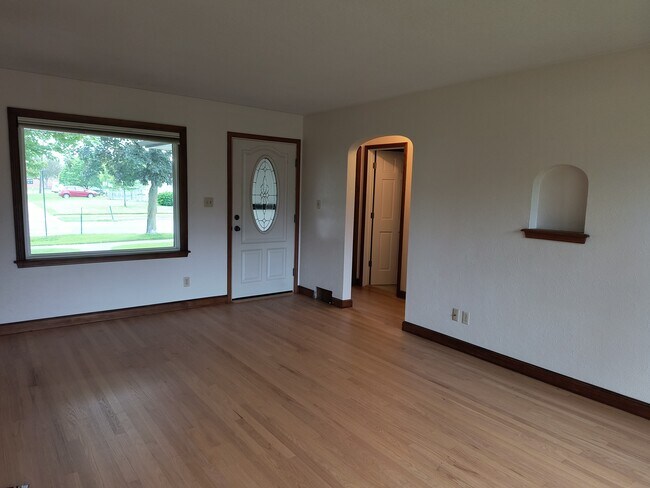 Sala de estar con mucha luz natural! - 2227 23rd St S