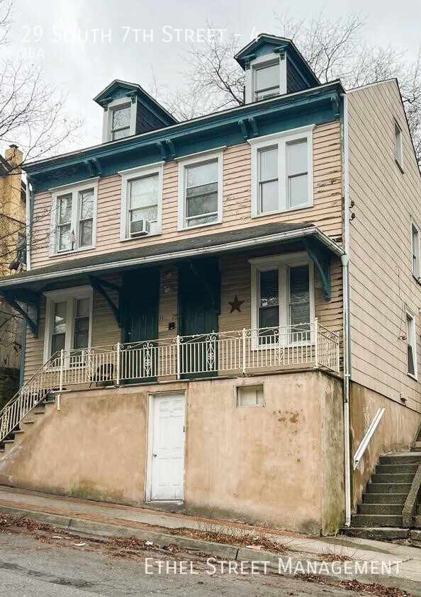 Building Photo - Newly-Updated 2 Bedroom Apartment