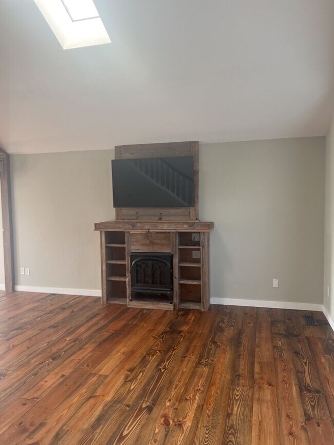 Building Photo - Introducing a stunning 4 bedroom, 2 bath r...