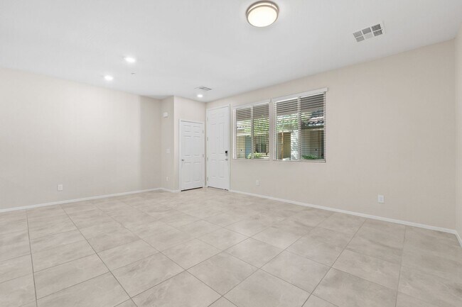 Building Photo - Stylish 3 Bedroom Townhome with Upgraded K...