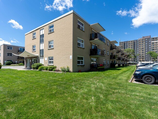 Photo du bâtiment - Kingsway & Queensway Apartments