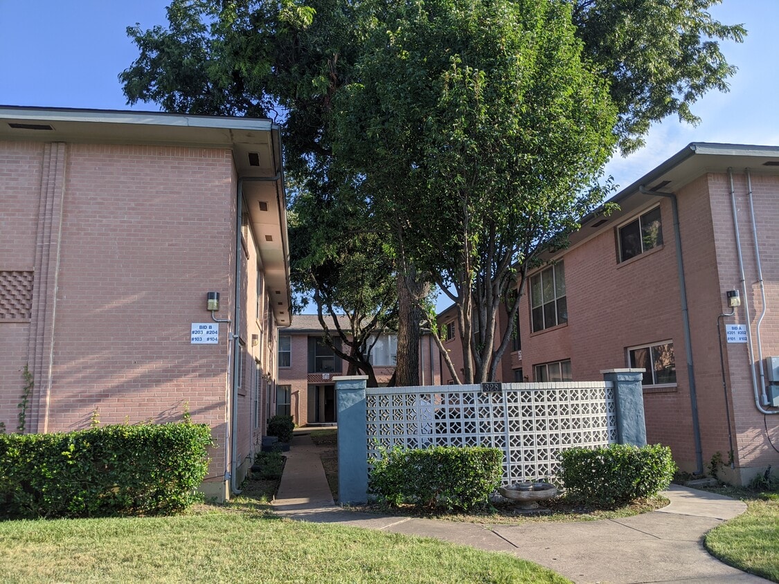 Primary Photo - 328 E Polk St