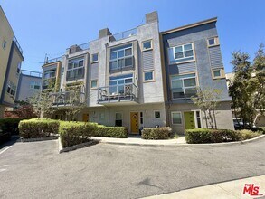 Building Photo - 2753 Waverly Dr