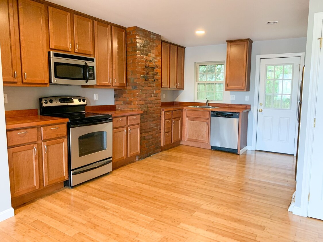 Primary Photo - Southside 4 bedroom with amazing city skyl...