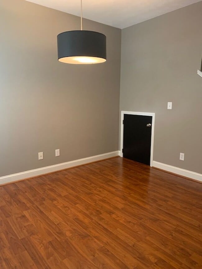 Building Photo - Like New Townhome in Old SW! Close to Cari...