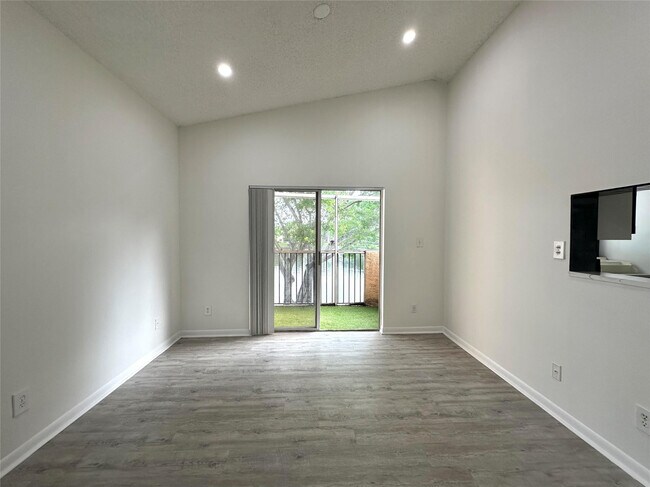 Foto del edificio - 641 Cypress Lake Blvd