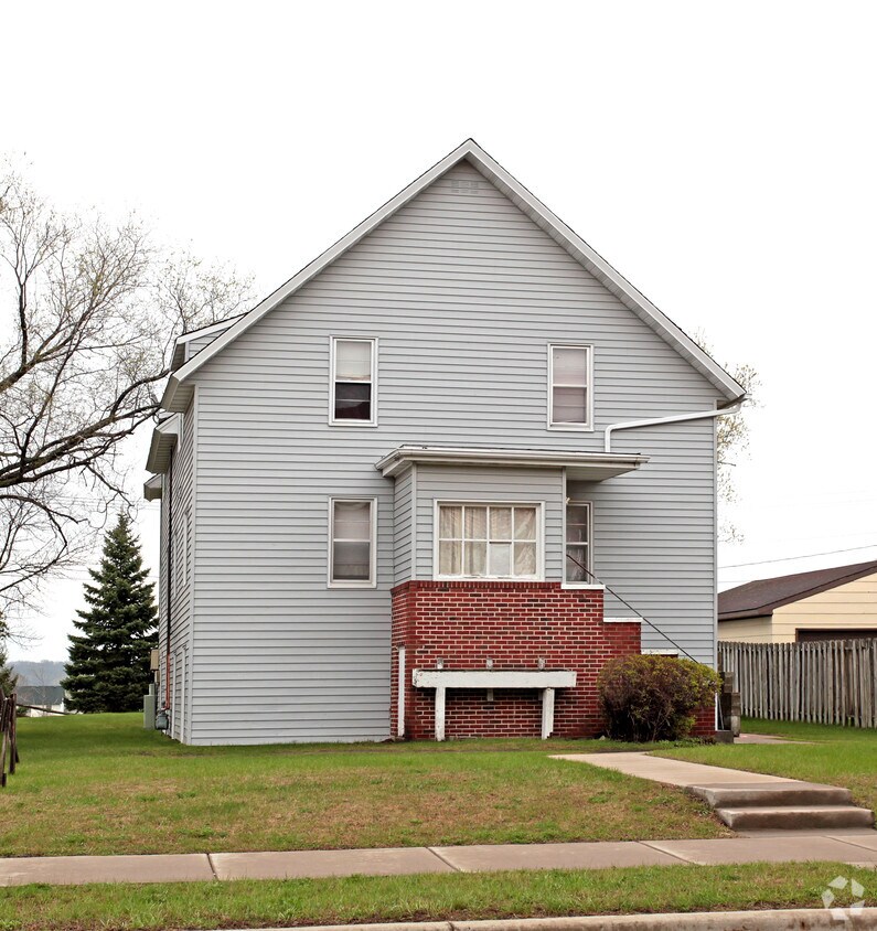 Building Photo - 703 Ash St S