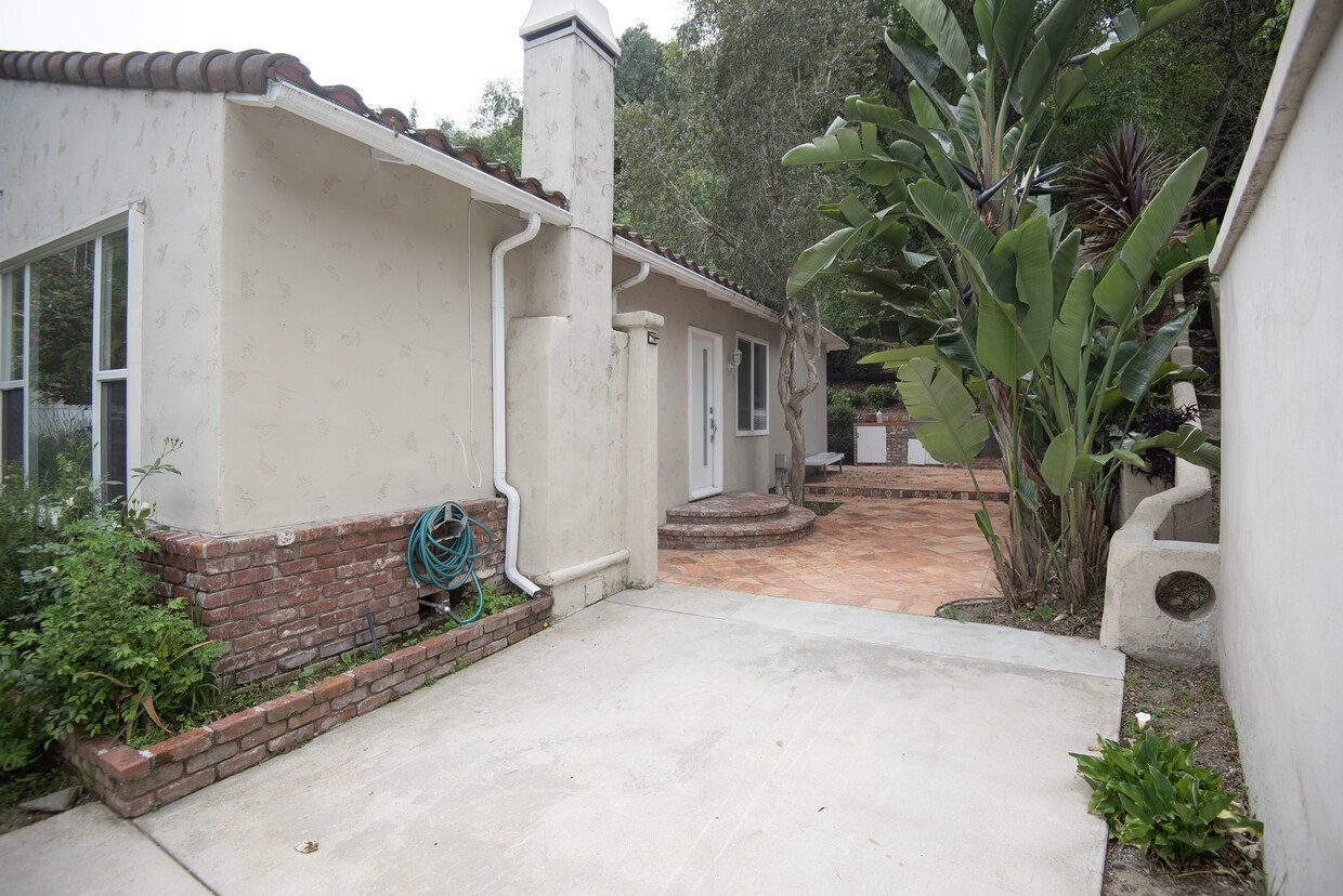 Primary Photo - 903 N Beverly Glen Blvd