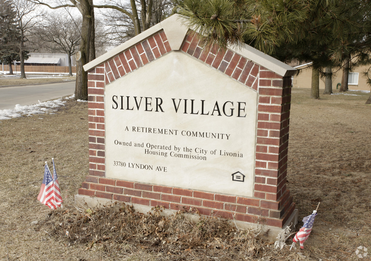 Building Photo - Silver Village