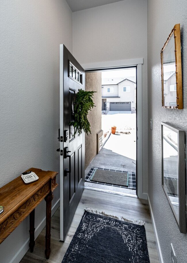Foto del edificio - Beautiful Townhome Next to Nature on Westside