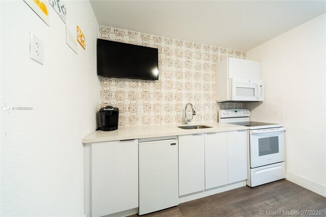 Building Photo - 713 Collins Ave