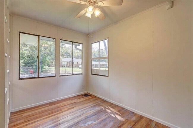 Foto del edificio - 1367 Canterbury Rd