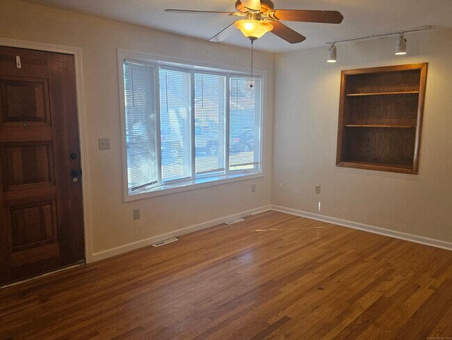 Building Photo - 47 Village Cir