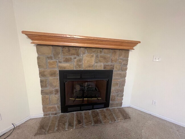 Building Photo - 5 Bedroom Home Located in Waynesville, MO!