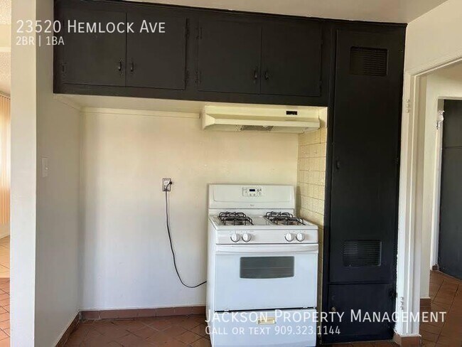 Building Photo - Single Story w/d hook ups GARAGE