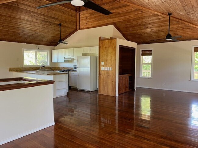 Foto del edificio - 3 Bedroom / 3 Bath Home with Ocean Views and World Class Surfing on Ali'i Dr