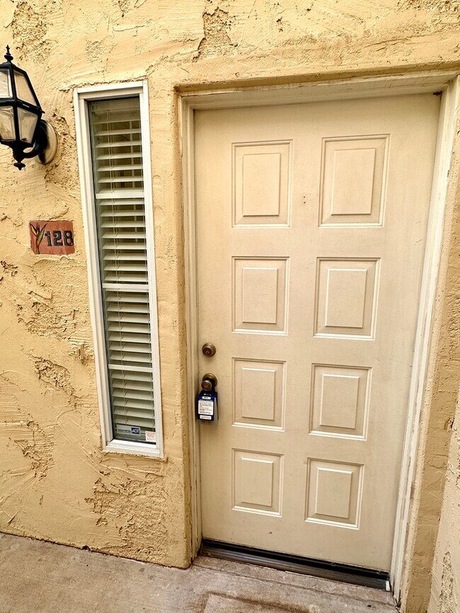 Foto del edificio - Welcome to this charming 2-bedroom, 2-bath condo in a gated Ventana Condominiums