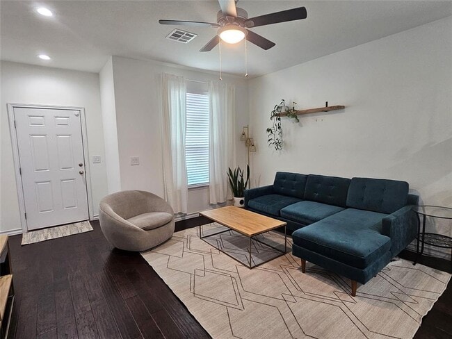Foto del edificio - 5311 Golden Canary Ln