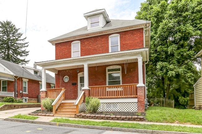 Foto del edificio - Four bedroom, two bathroom home