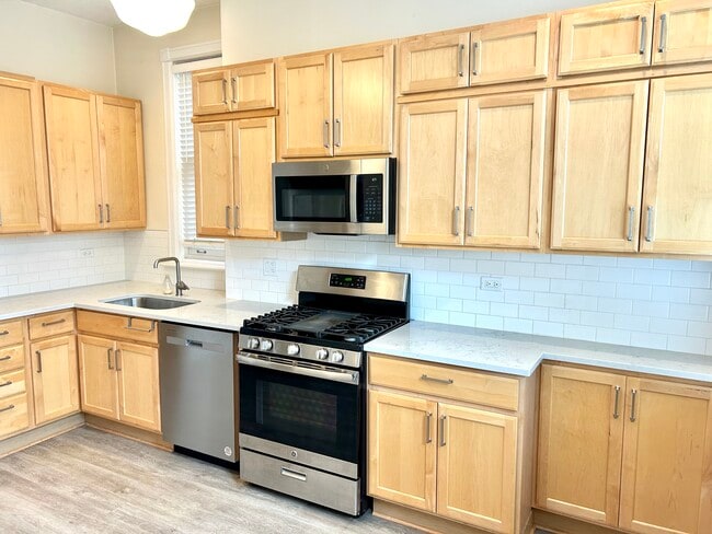 Kitchen - 4351 N Hermitage Ave