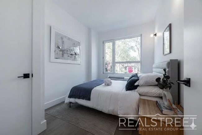 Building Photo - Welcome home to this bright and well-proportioned 2-bedroom, 1-bath apartment on a charming, tree-li
