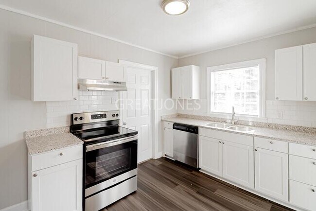 Building Photo - 1503 18th St E