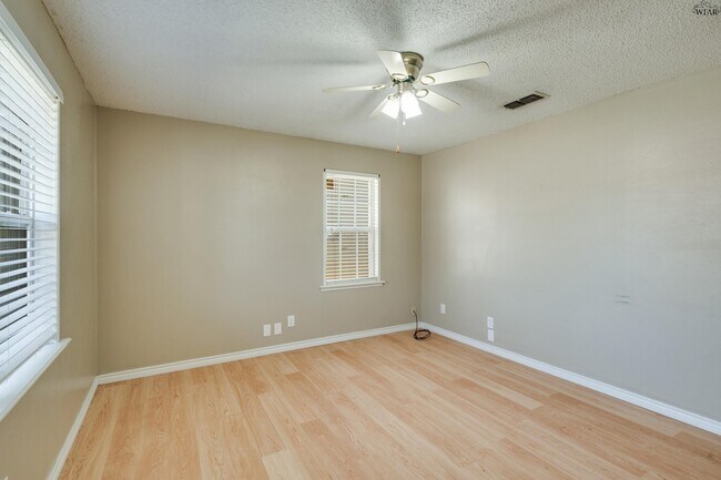 Foto del edificio - 5115 Kingston Dr