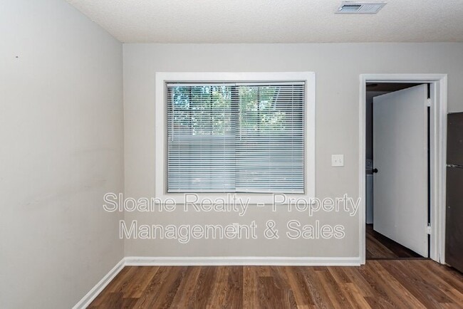 Foto del edificio - 296 Fleming Rd