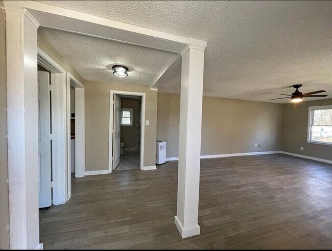 Building Photo - 320 Creek St